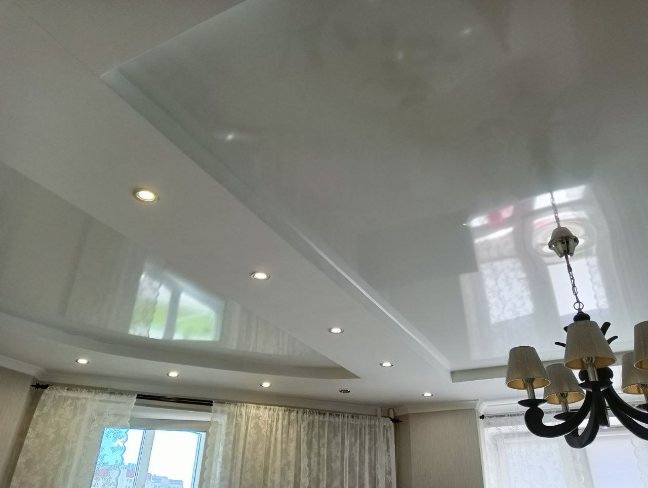 Глянцевый потолок с точечными светильниками, фото 4