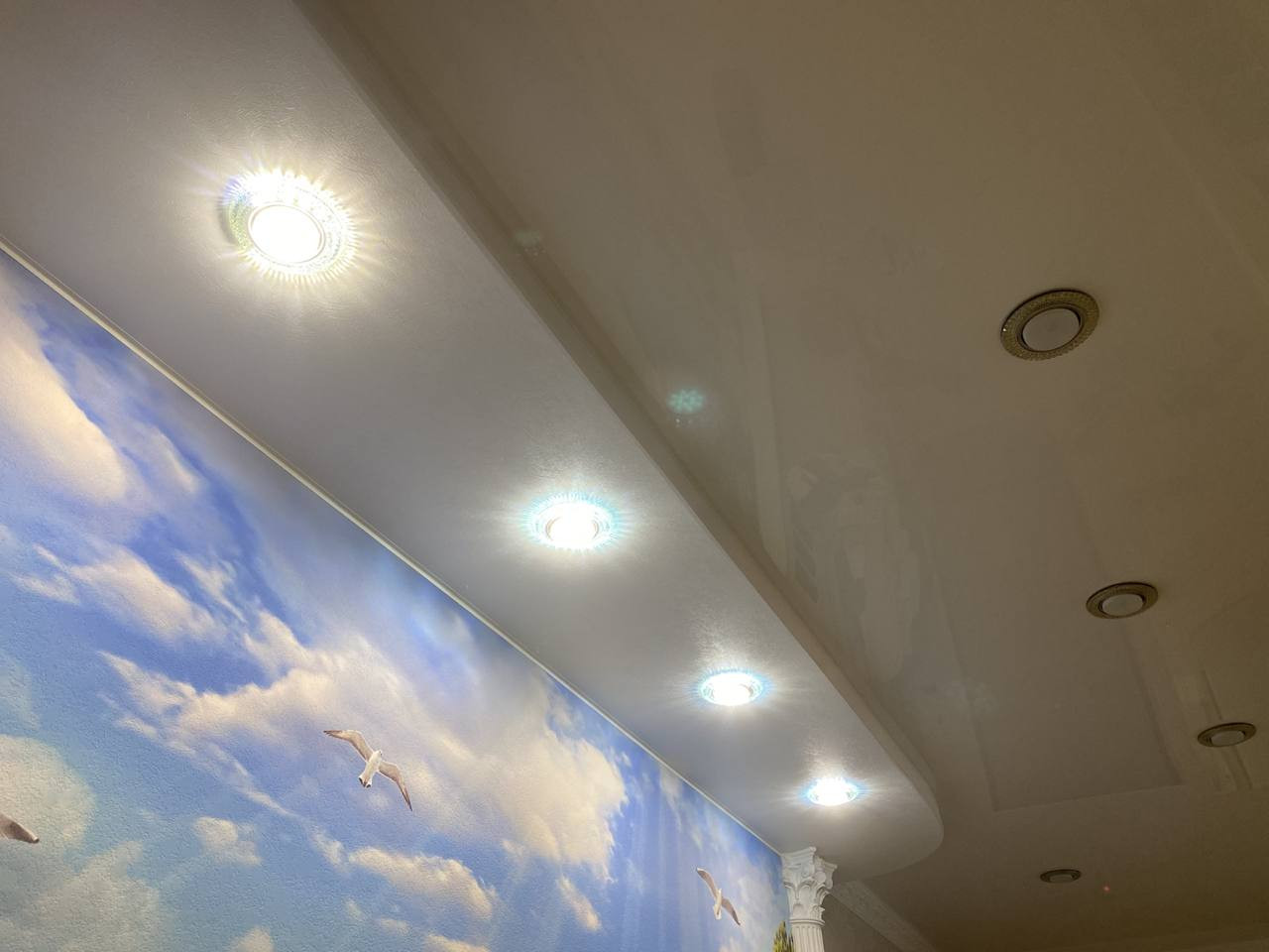 Натяжной потолок с подсветкой